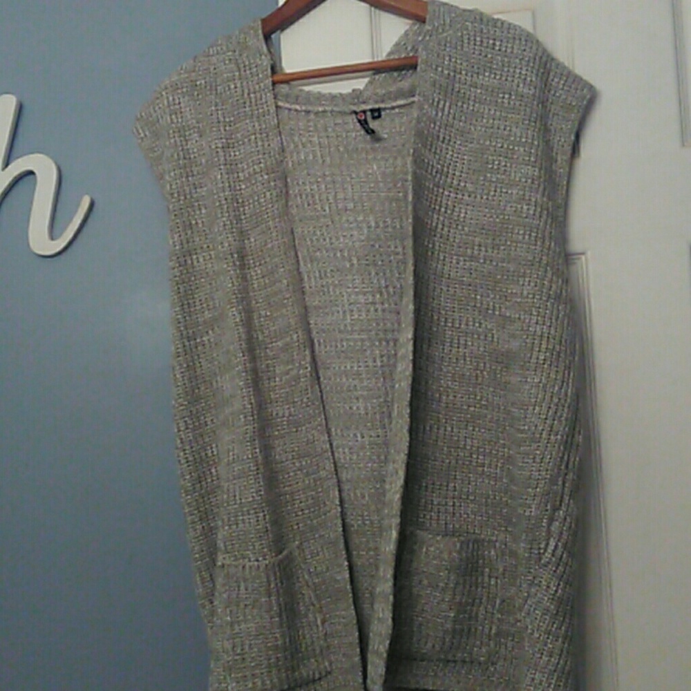 Sleevless sweater with hood